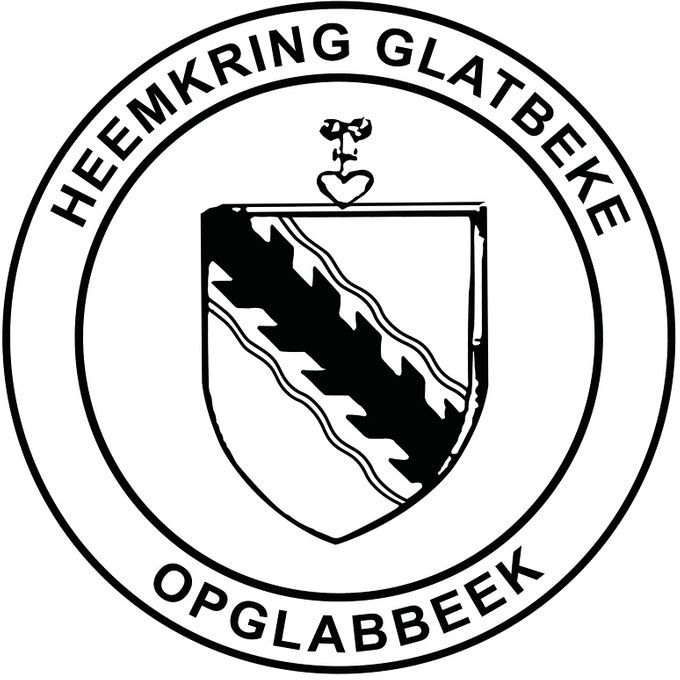 Ons embleem:
Dit embleem werd ontworpen door Michel Veestraeten °1934.
Hij was bestuurslid van onze vereniging van 1990 tot aan zijn overlijden in 1992.
Michel was schoolmeester en later directeur van de lagere school van Nieuwe-Kempen Opglabbeek.